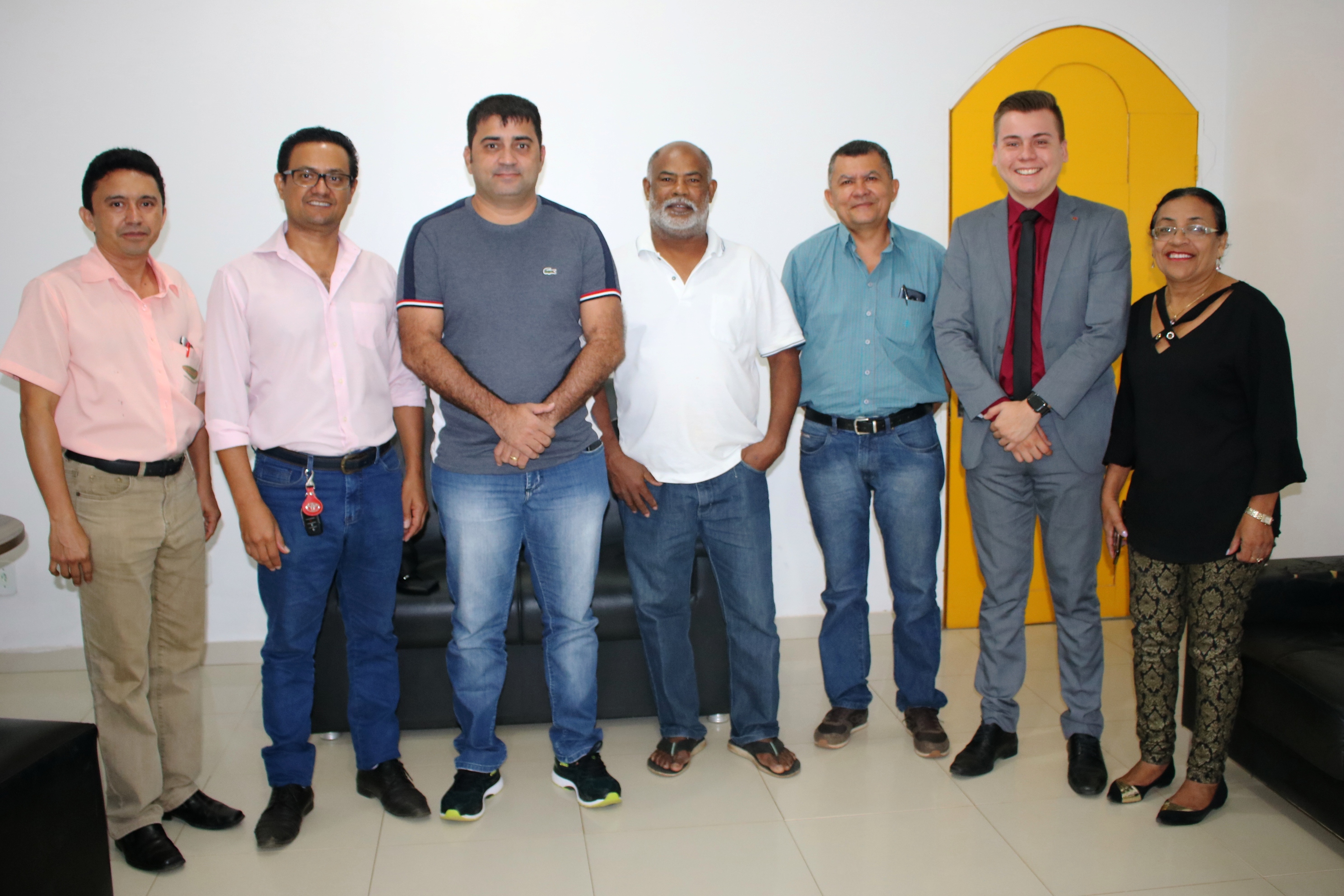Prefeito Márcio Serrão reúne com representantes dos comerciantes para buscar alternativas para permanência do Banco da Amazônia no Município.